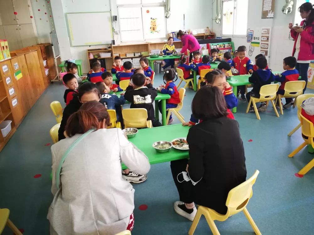 英才幼儿园“家长陪餐”活动 家园共育，共筑幼儿健康饮食新生态